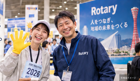 黄色いグローブを掲げる女性とブースのスタッフを表現したAIイメージ